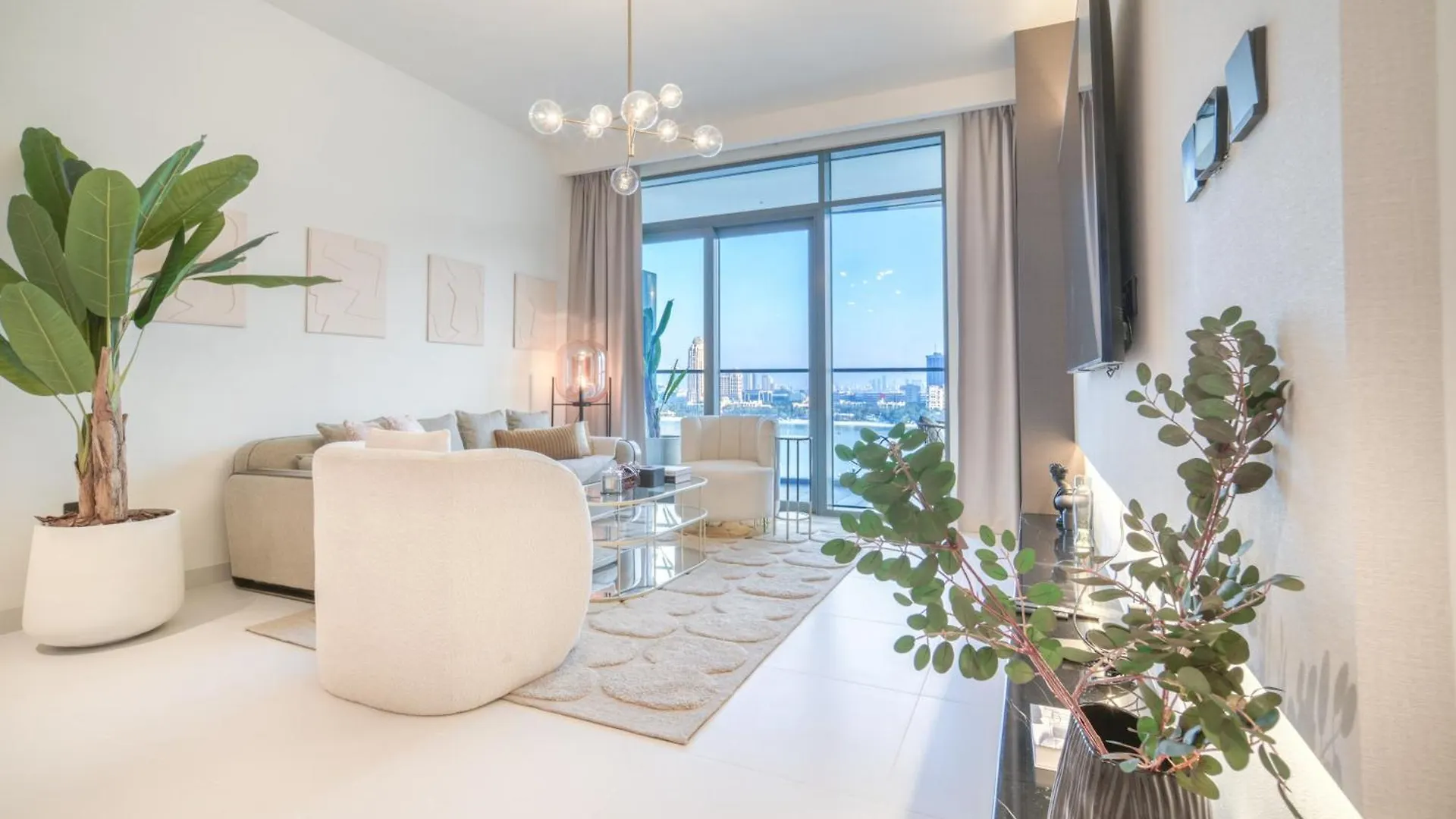 Seaside Splendor: Luxe Retreat At Emaar Beachfront Dubai 0*,