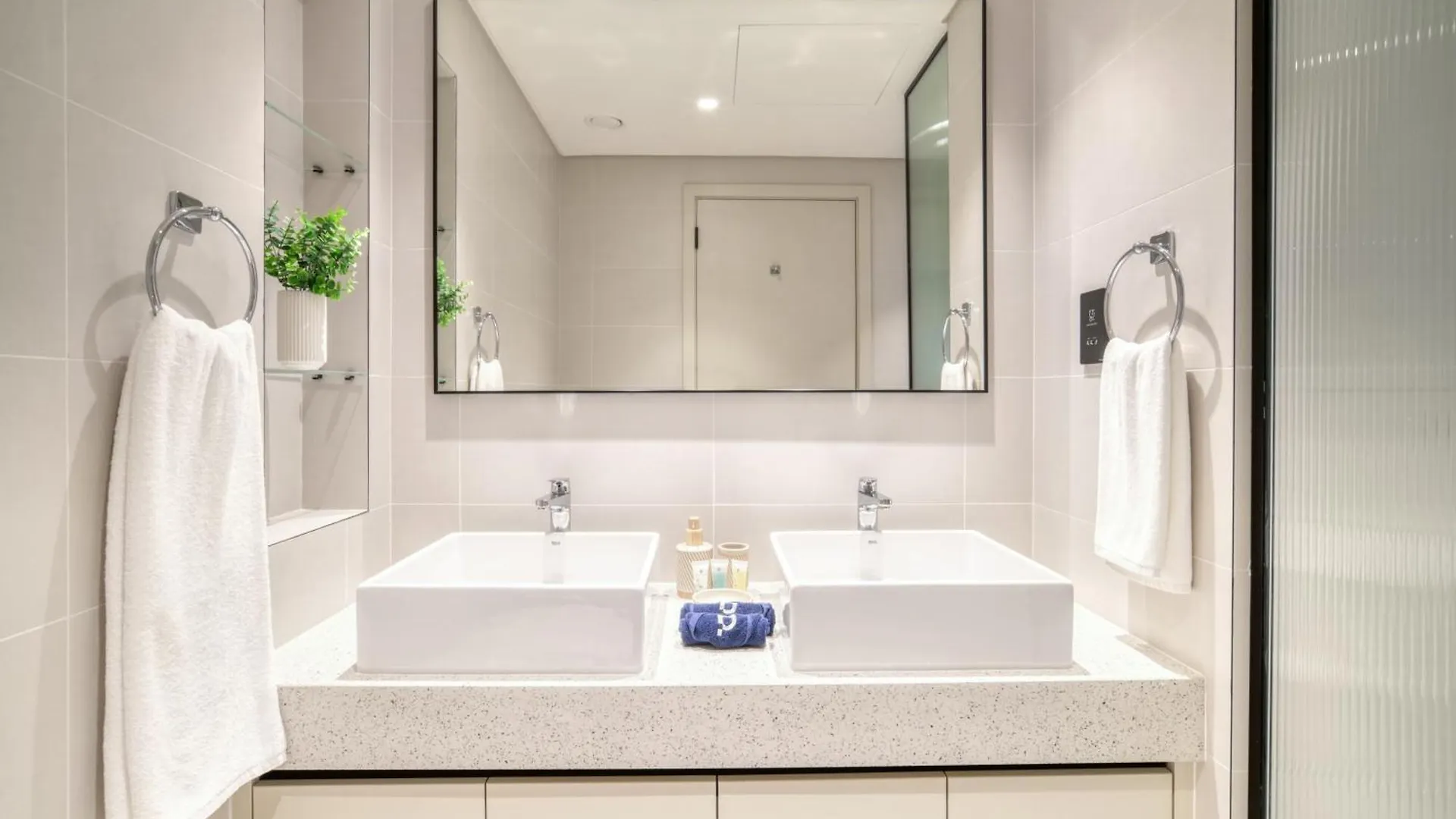Seaside Splendor: Luxe Retreat At Emaar Beachfront Dubai Apartment