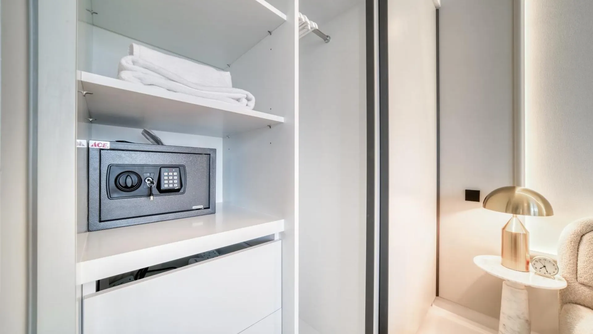 Seaside Splendor: Luxe Retreat At Emaar Beachfront Dubai Apartment