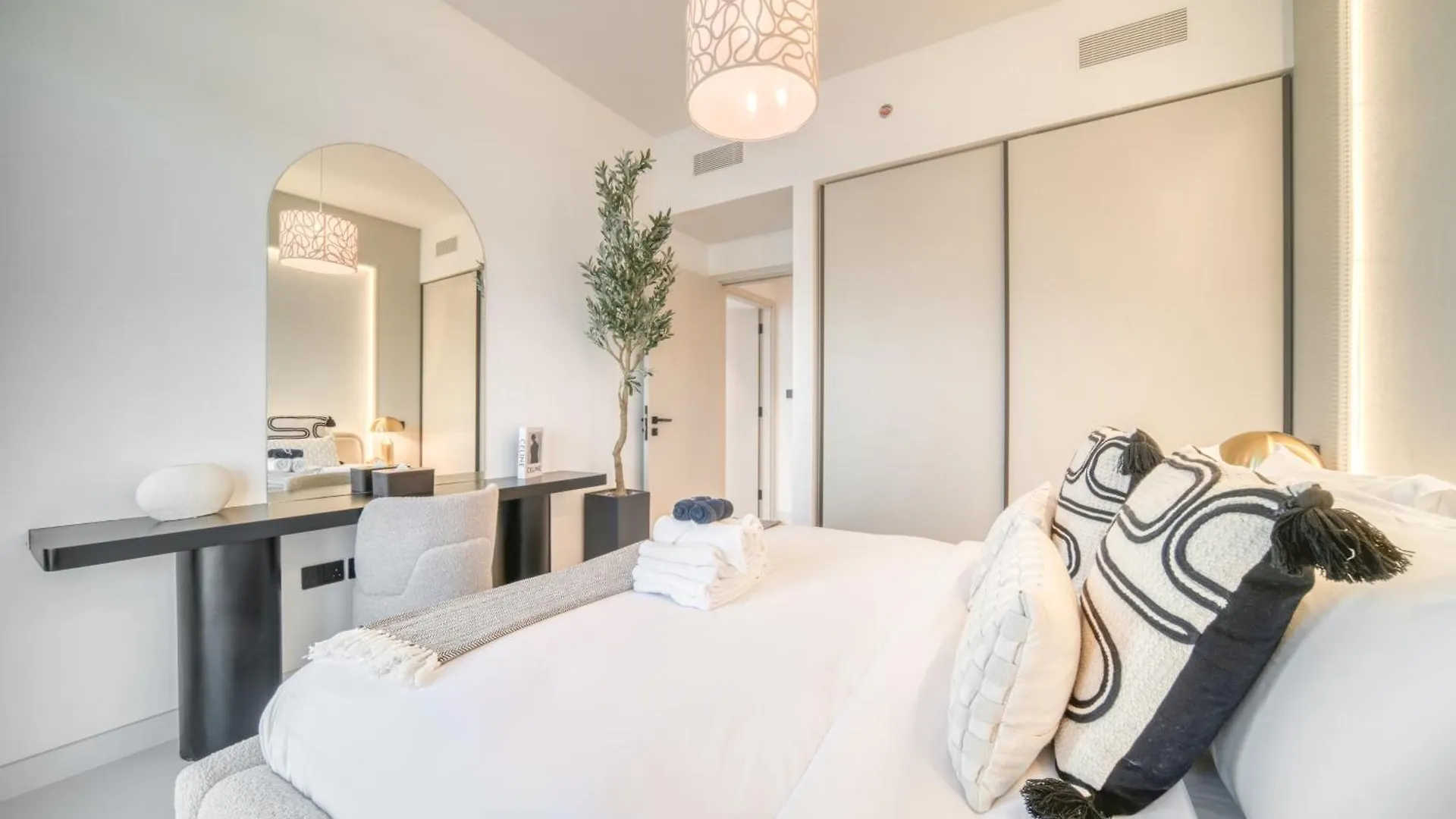 Seaside Splendor: Luxe Retreat At Emaar Beachfront Dubai