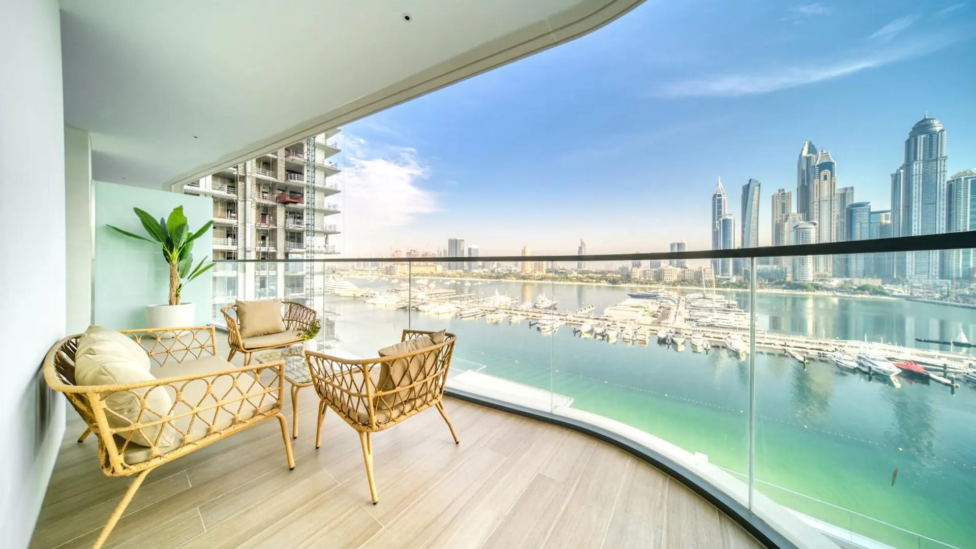 Seaside Splendor: Luxe Retreat At Emaar Beachfront Dubai