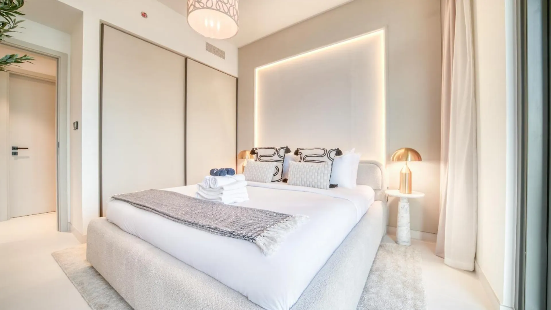 Seaside Splendor: Luxe Retreat At Emaar Beachfront Dubai Apartment