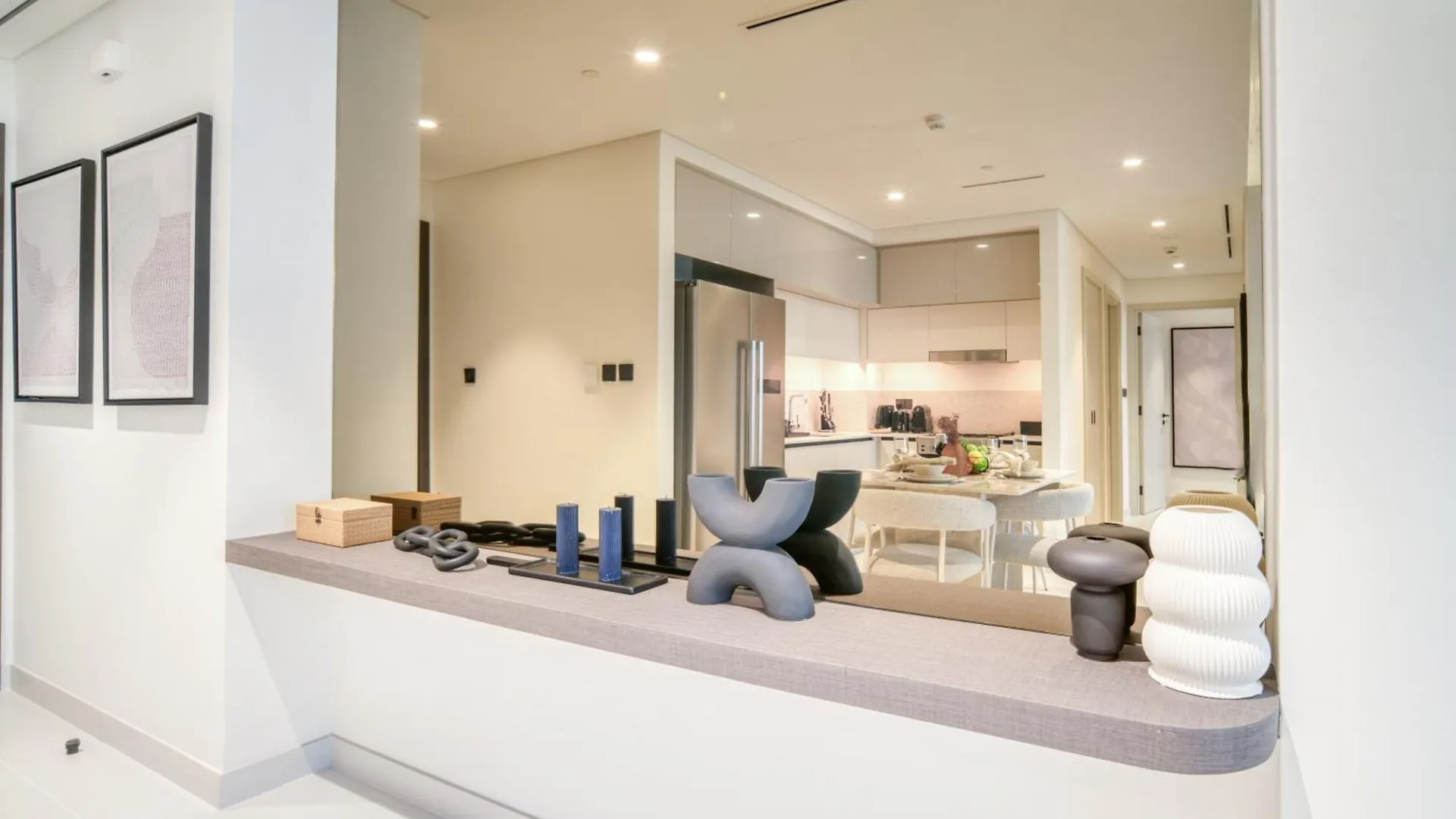 Seaside Splendor: Luxe Retreat At Emaar Beachfront Dubai Apartment