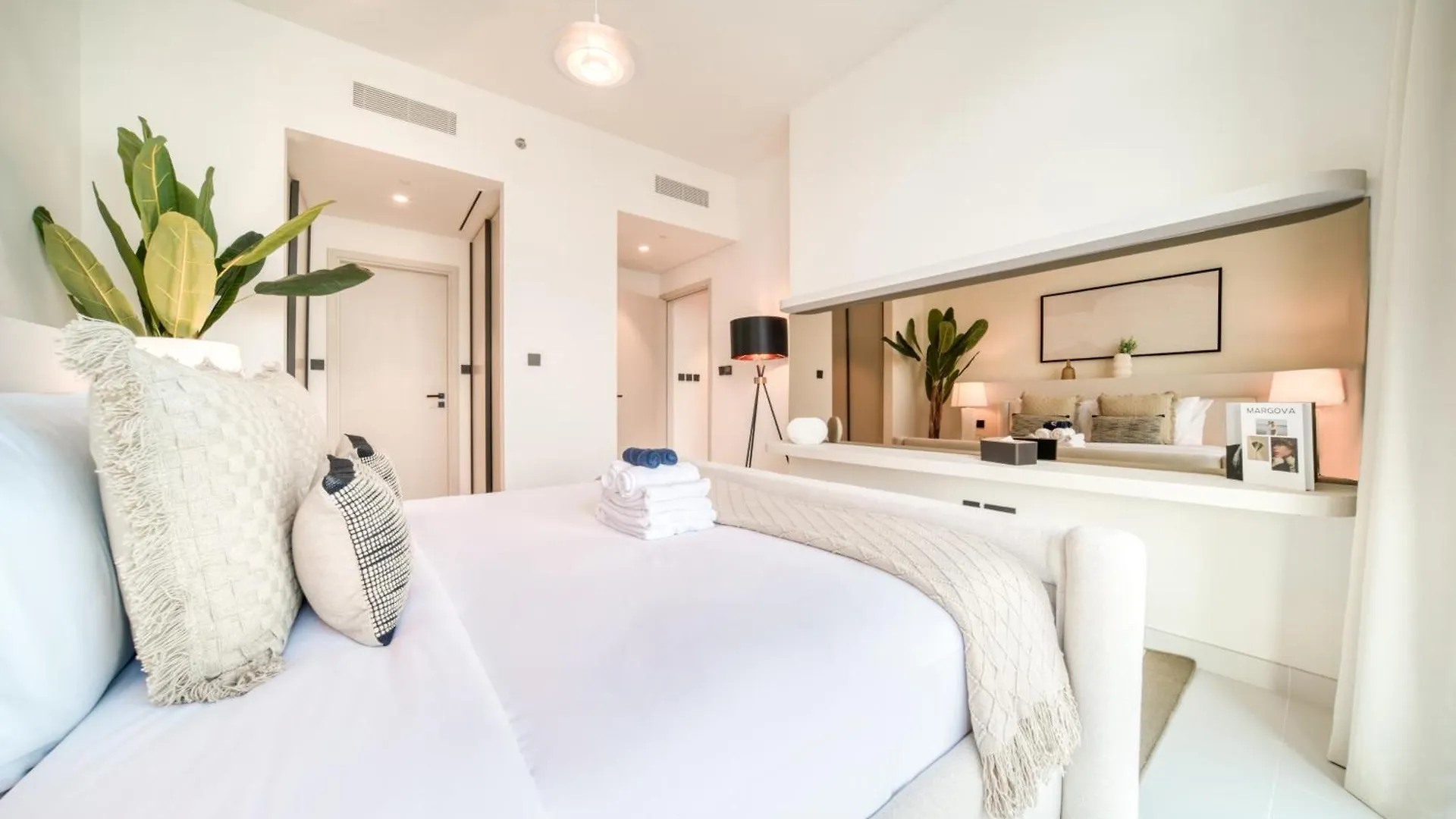 Apartment Seaside Splendor: Luxe Retreat At Emaar Beachfront Dubai