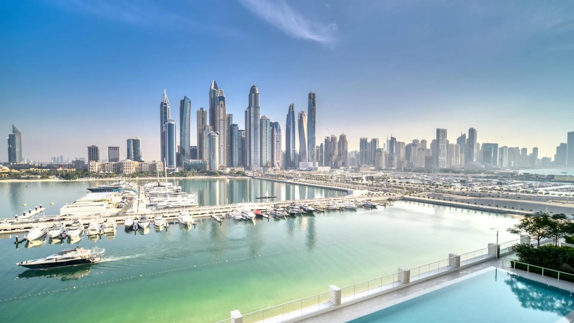 Seaside Splendor: Luxe Retreat At Emaar Beachfront Dubai 0*,
